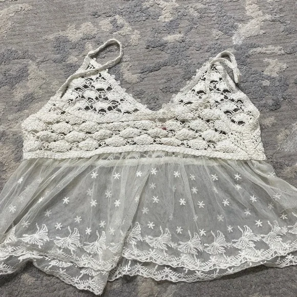 Love Tree Happens White Lace and Crochet Crop Top Size Small EUC - Picture 4 of 6